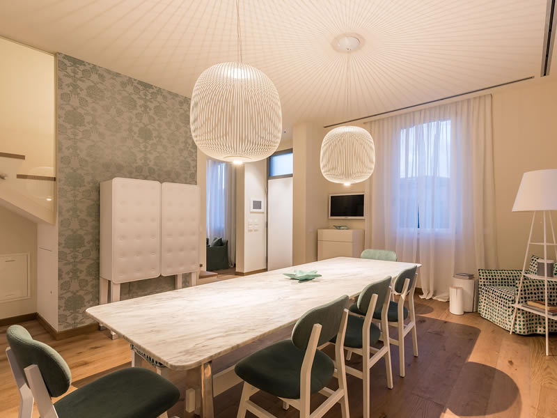 Progettazione interni sala cucina con tavolo centrale